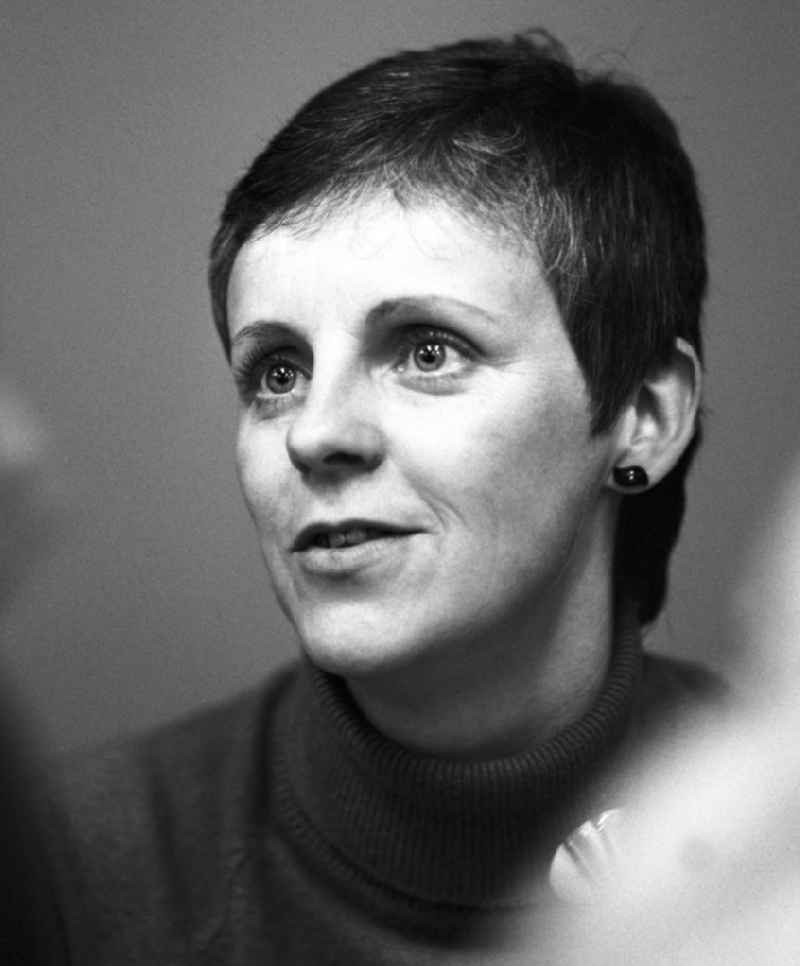 Die Schriftstellerin Christine Müller signiert ihre Bücher auf einer Lesung.