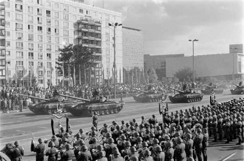 Parade formation and march of soldiers and officers on the parade of honour with motorised land forces units including tanks of the NVA National People's Army in Karl-Marx-Allee in the Mitte district of Berlin, the former capital of the GDR, German Democratic Republic