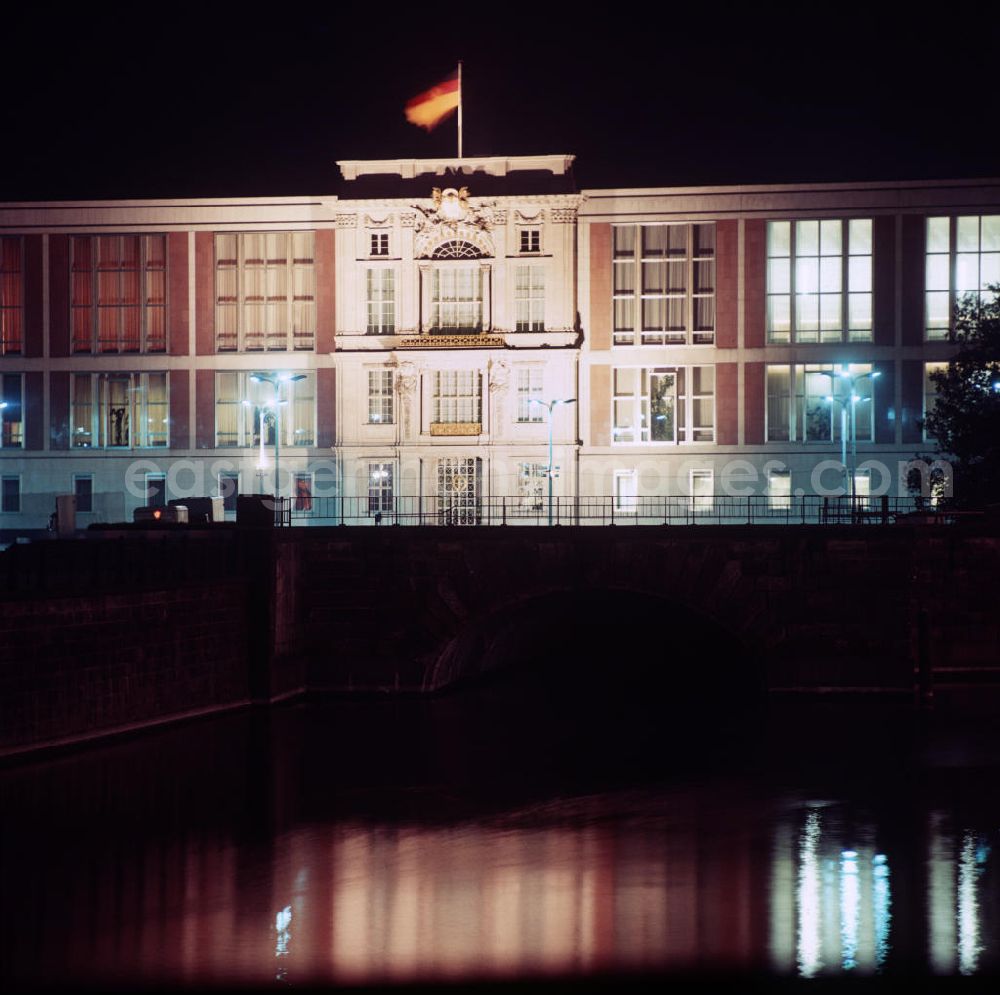 Aerial image at night Berlin - Nachtaufnahme: Blick auf das Staatsratsgebäude in Berlin-Mitte. Der Sitz des Staatsrates der DDR war Anfang der 6