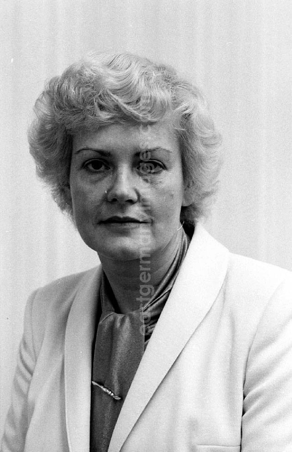 GDR picture archive: - 26.11.1982 5. Tagung des Zentralkomitees der SED Marianne Weinhauer, Abteilungsleiterin im Textilkombinat Cottbus Umschlagnr.: 1165