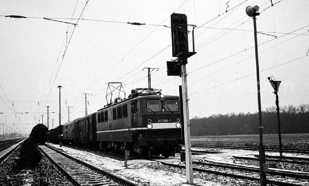 GDR image archive: Nauen (Brandenburg) - 15.12.1982 1. Zug des elektrifizierten Streckenabschnitts Priorts / Kreis Nauen (Brandenburg) Umschlagnr.: 1231