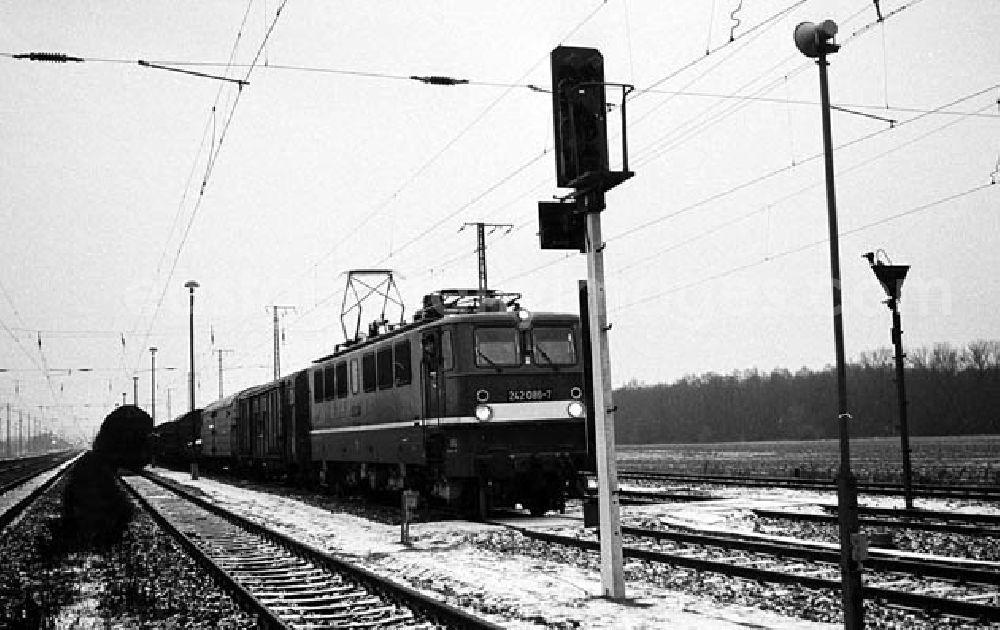 GDR picture archive: Nauen (Brandenburg) - 15.12.1982 1. Zug des elektrifizierten Streckenabschnitts Priorts / Kreis Nauen (Brandenburg) Umschlagnr.: 1231