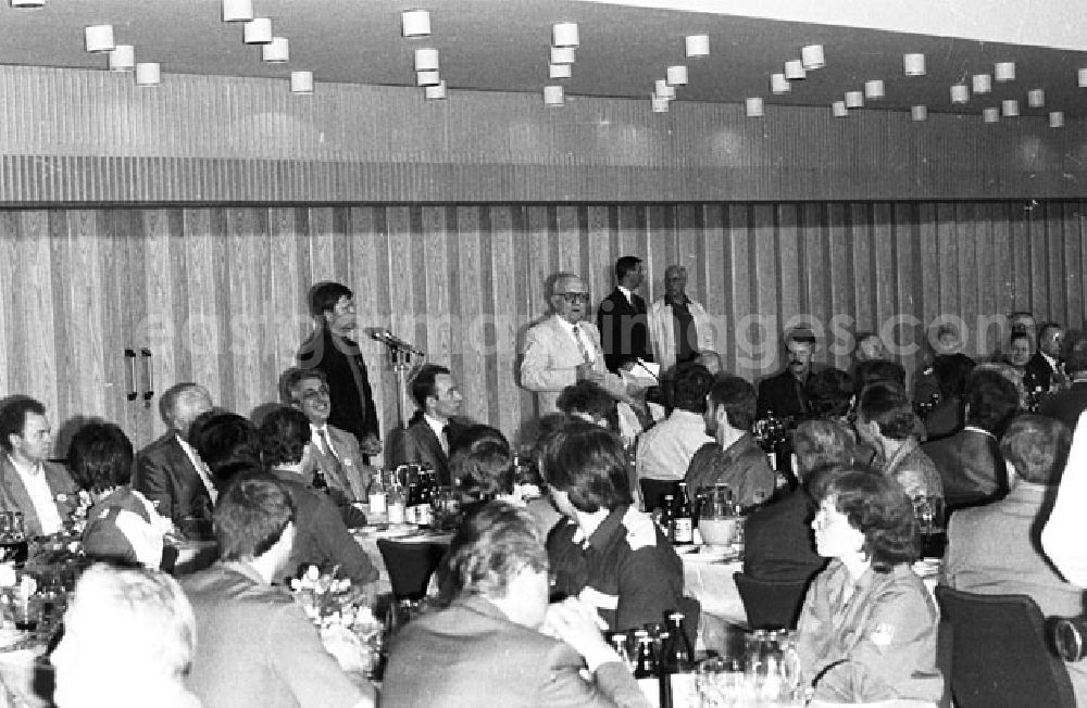 Buchenwald: 07.06.1987 Buchenwald Pfingsttreffen Gesprächsrunde und Rundgang FDJ - Konsomol Foto: Lenke Nr. 67