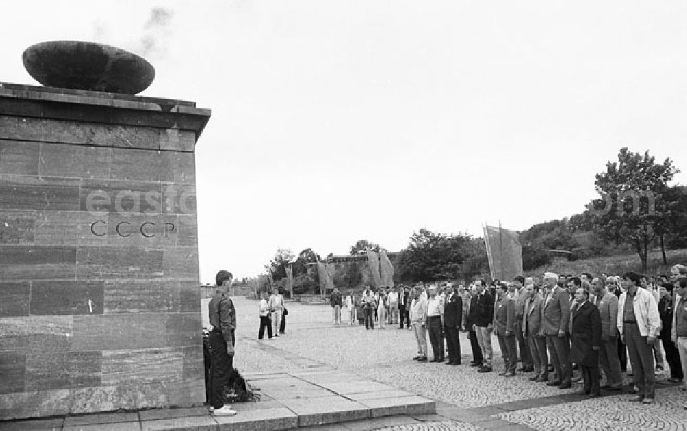 GDR image archive: Buchenwald - 07.06.1987 Buchenwald Pfingsttreffen Gesprächsrunde und Rundgang FDJ - Konsomol Foto: Lenke Nr. 67