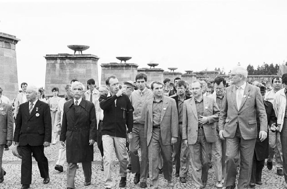 GDR picture archive: Buchenwald - 07.06.1987 Buchenwald Pfingsttreffen Gesprächsrunde und Rundgang FDJ - Konsomol Foto: Lenke Nr. 67
