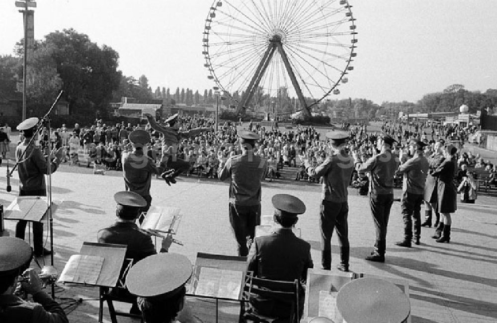 GDR picture archive: Berlin - 07.10.1979 3