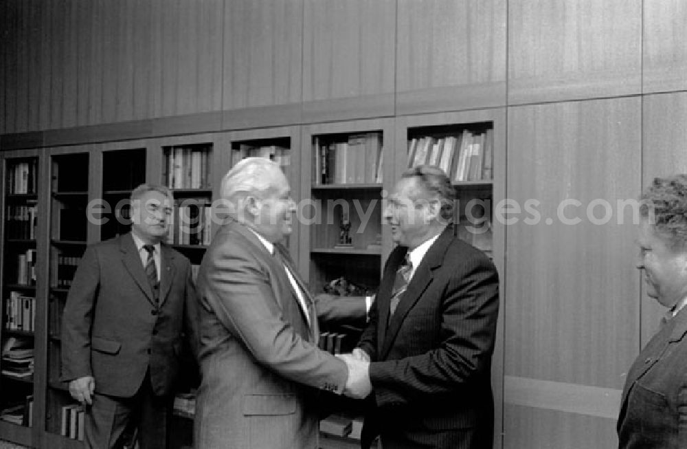 Rumänien: 22.12.1987 Rumänien Genosse G. Mittag empfängt rumänischen Gast Gheargke Oprea