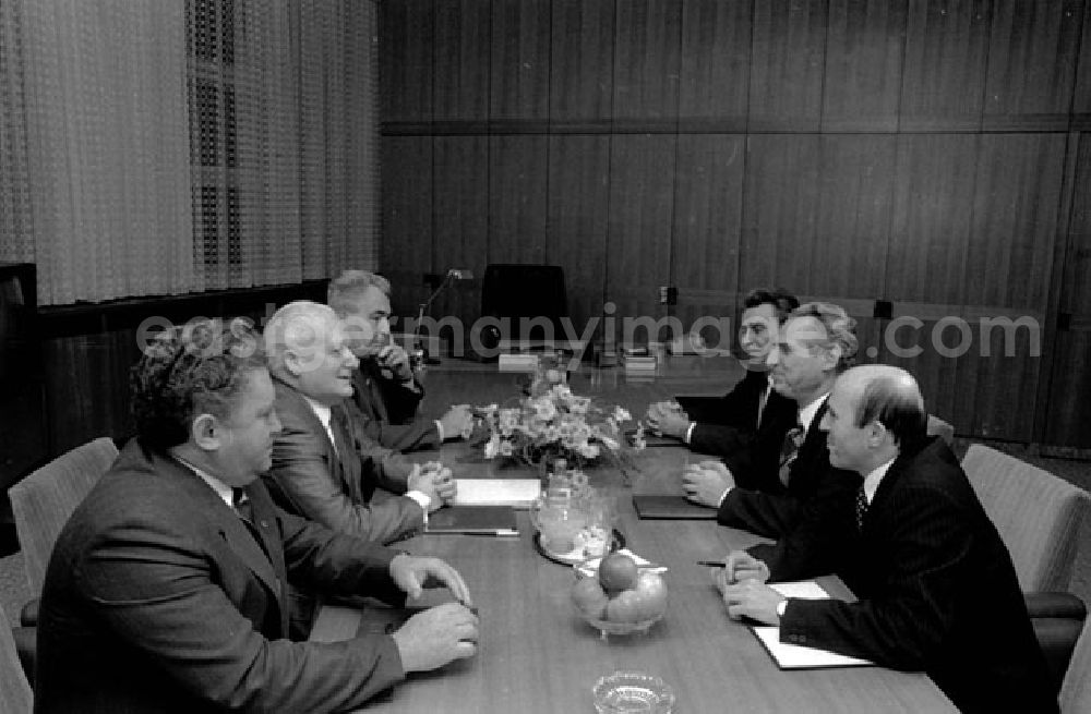 GDR image archive: Rumänien - 22.12.1987 Rumänien Genosse G. Mittag empfängt rumänischen Gast Gheargke Oprea