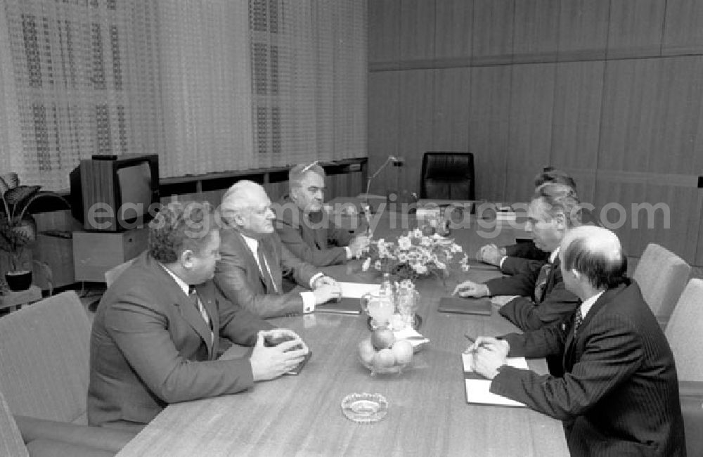 GDR photo archive: Rumänien - 22.12.1987 Rumänien Genosse G. Mittag empfängt rumänischen Gast Gheargke Oprea