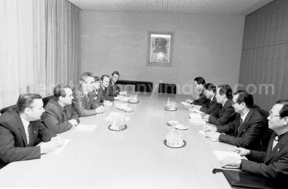 Berlin: 23.12.1987 Berlin Genosse E. Krenz empfängt koreanische Delegation unter der Leitung von Kje Yngthä