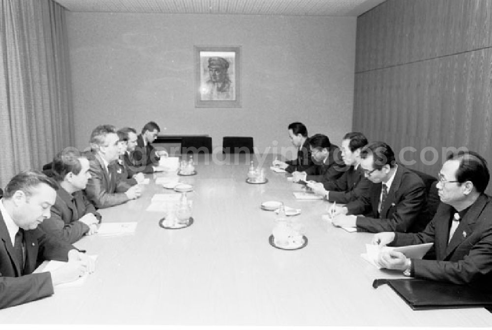 GDR picture archive: Berlin - 23.12.1987 Berlin Genosse E. Krenz empfängt koreanische Delegation unter der Leitung von Kje Yngthä