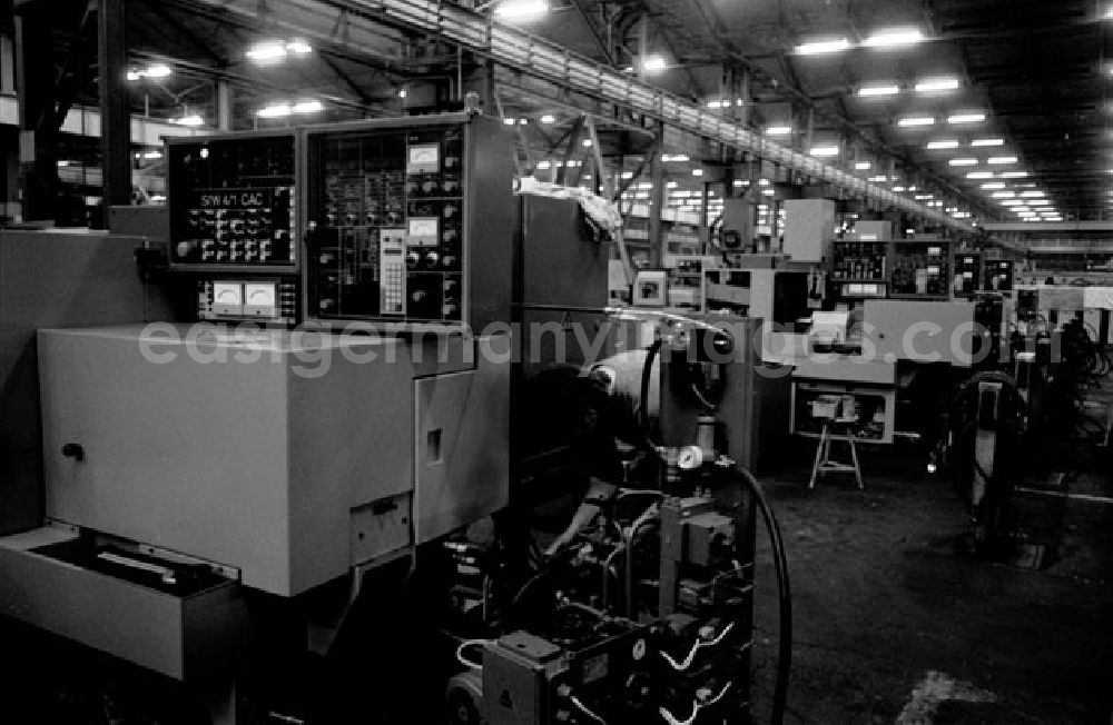 GDR image archive: Berlin - 28.12.1987 Berlin BWF - Marzahn Endmontage - Innenrundschleifmaschine