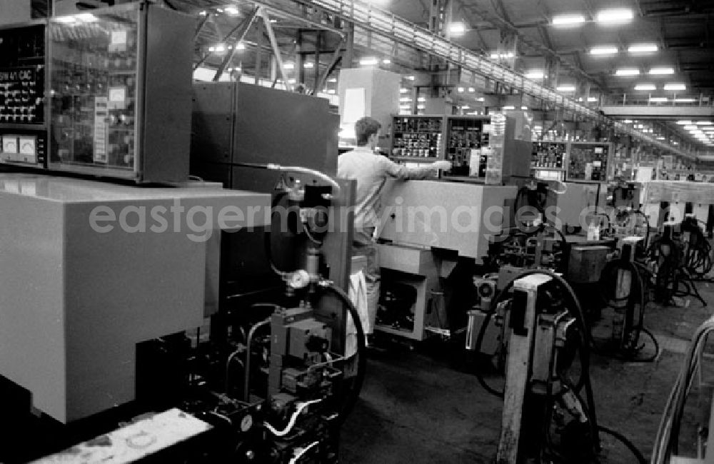 GDR photo archive: Berlin - 28.12.1987 Berlin BWF - Marzahn Endmontage - Innenrundschleifmaschine