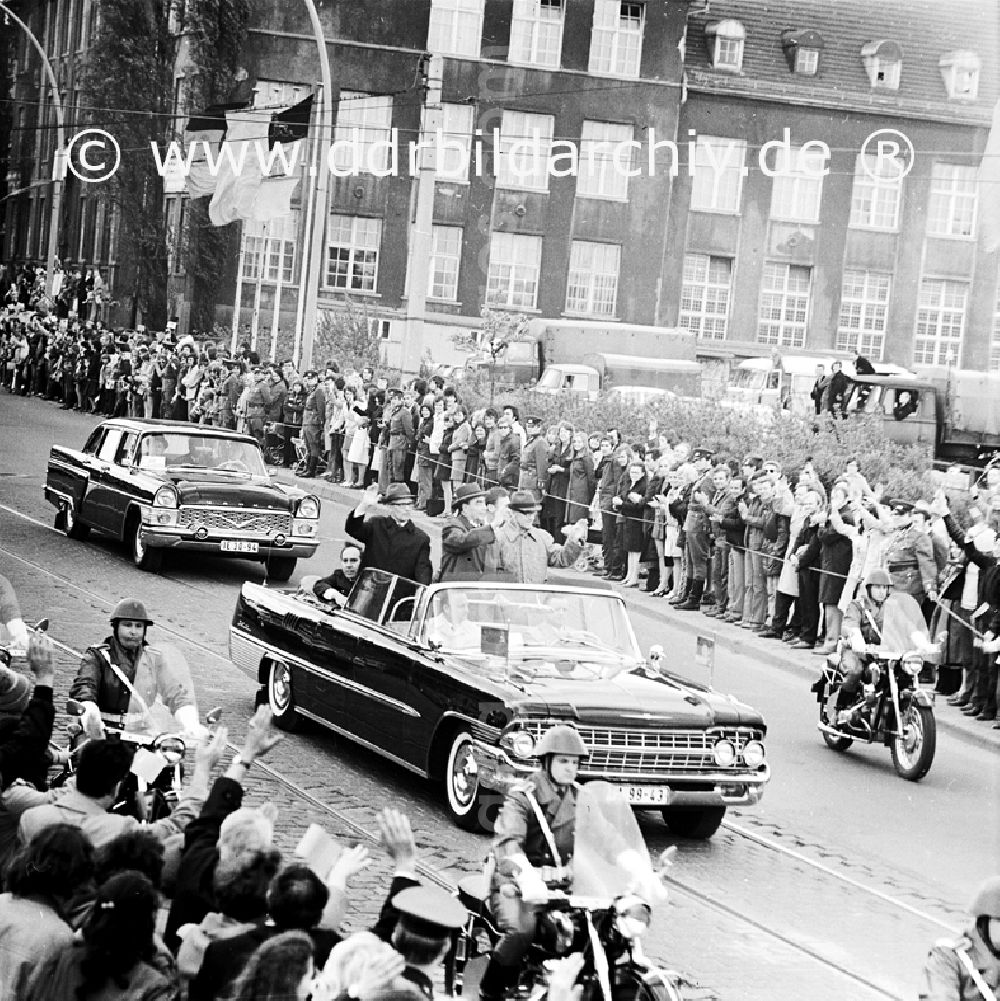 GDR image archive: Berlin - 12. Mai 1973 Berlin Erich Honecker und Besuch aus der Sowjetunion Herr Breschnew winkend im fahrenden Auto, Zuschauer stehen am Straßenrand
