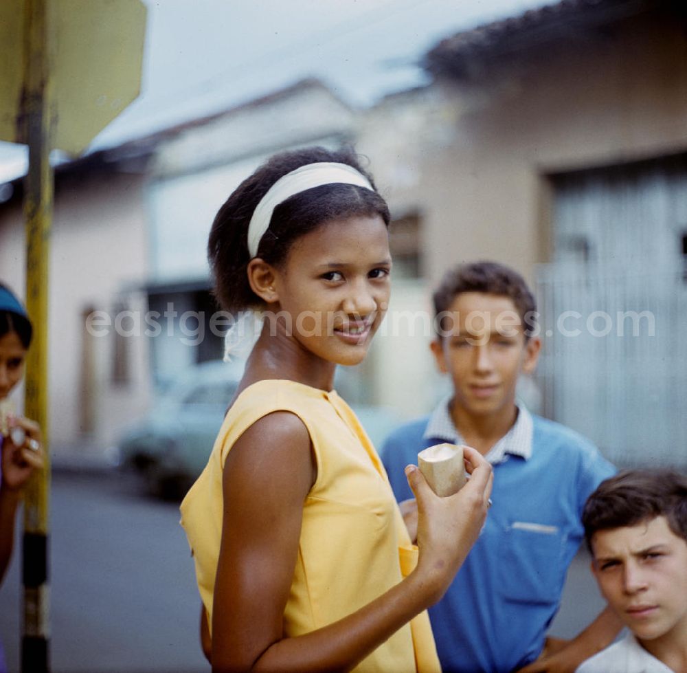 GDR picture archive: Santa Clara - Straßenszene in Santa Clara in Kuba. Street scene in Santa Clara - Cuba.