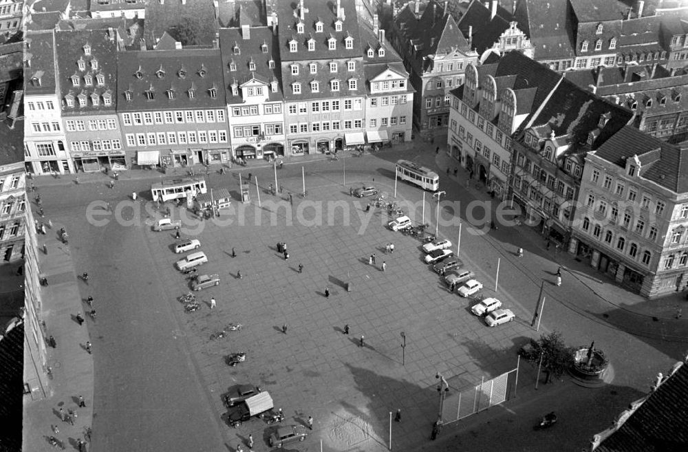 GDR picture archive: Naumburg - Blick auf den historischen Marktplatz in Naumburg / Saale mit historischen Bürger- und Renaissancehäusern.