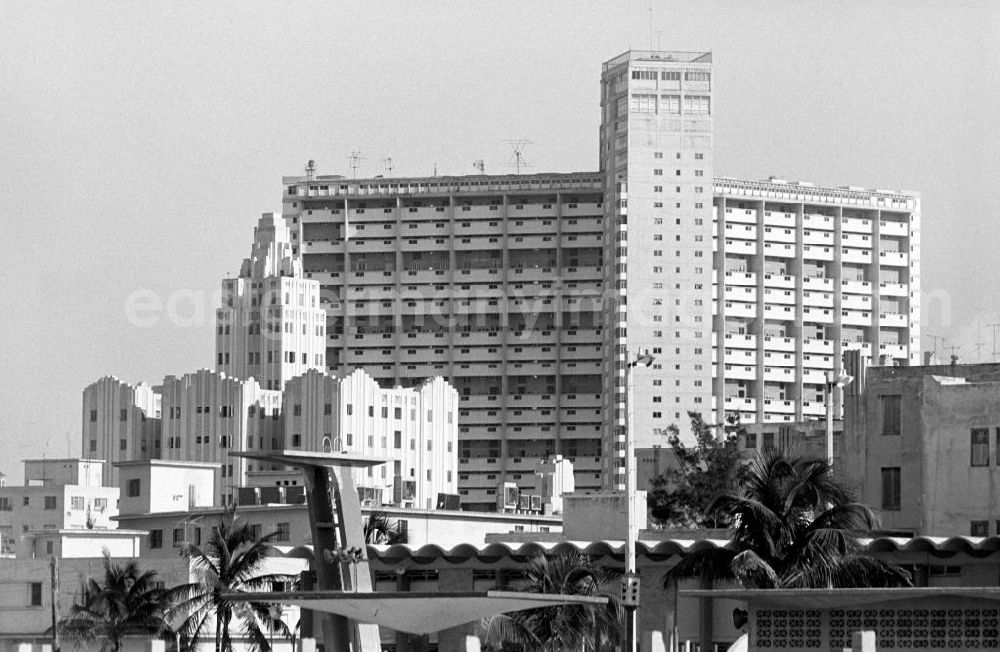 GDR photo archive: Havanna - Blick auf die Neubauten der kubanischen Hauptstadt Havanna mit dem höchsten Gebäude Kubas, das FOCSA Hochhaus.