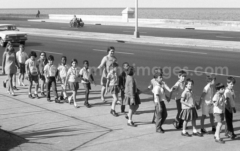 GDR picture archive: Havanna - Eine Gruppe kubanischer Pioniere läuft auf der Uferpromenade Malecón in der kubanischen Hauptstadt Havanna.