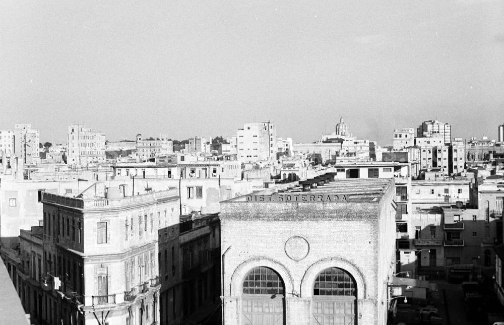 Havanna: Blick auf ärmliche Wohnsiedlungen in der kubanischen Hauptstadt Havanna, im Hintergrund die Kuppel des Kapitol.