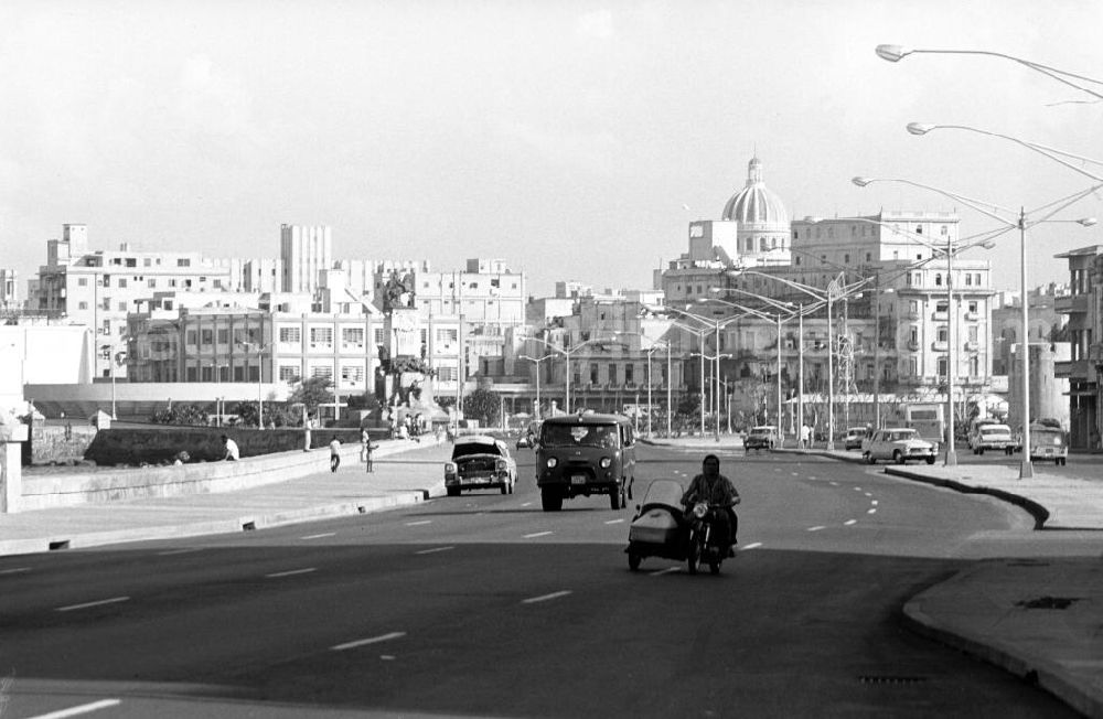 GDR photo archive: Havanna - Blick über den Malecón auf das Zentrum der kubanischen Hauptstadt Havanna, im Hintergrund die Kuppel des Kapitol.