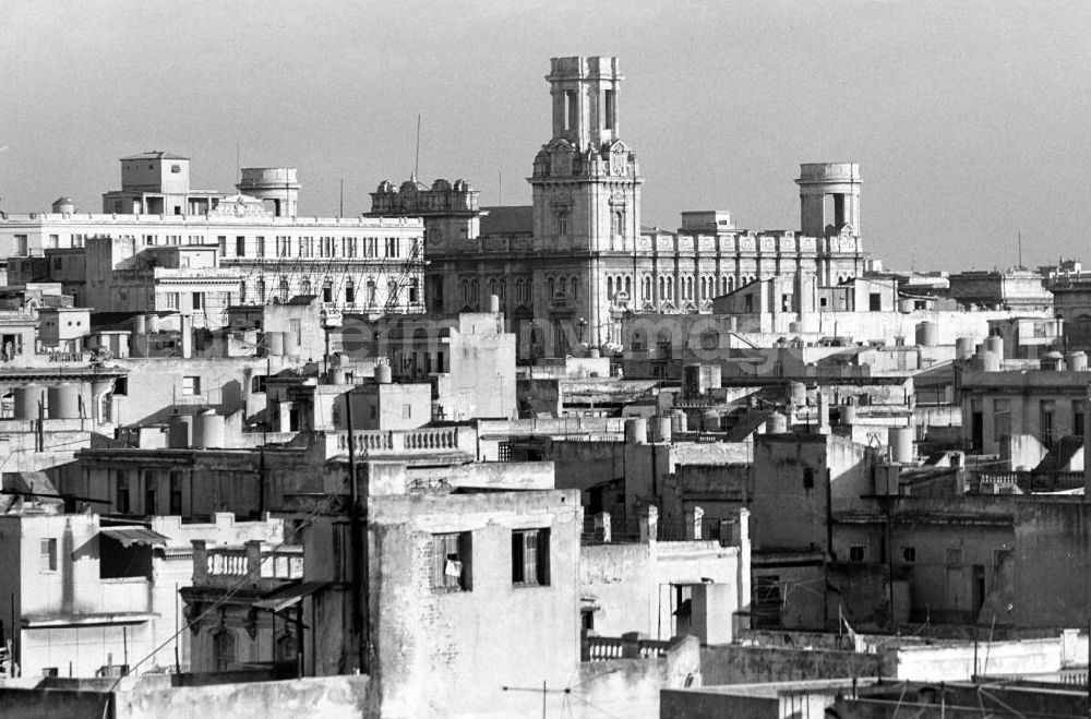 GDR photo archive: Havanna - Blick auf ärmliche Wohnsiedlungen in der kubanischen Hauptstadt Havanna, dahinter das Museo de Bellas Artes.