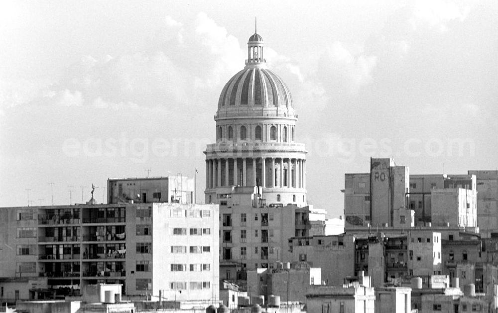 GDR picture archive: Havanna - Kontrast pur - Blick auf ärmliche Wohnsiedlungen in der kubanischen Hauptstadt Havanna, dahinter thront die Kuppel des Kapitol. Ursprünglich als Regierungssitz für den kubanischen Präsidenten gebaut, wird das Gebäude seit 1959 als öffentlich zugängliches Kongresszentrum genutzt.