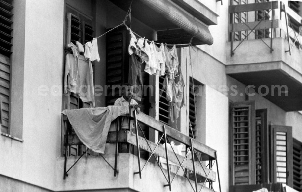 Havanna: Ein Junge steht auf einem Balkon mit Wäsche an einem Wohnhaus in der kubanischen Hauptstadt Havanna.