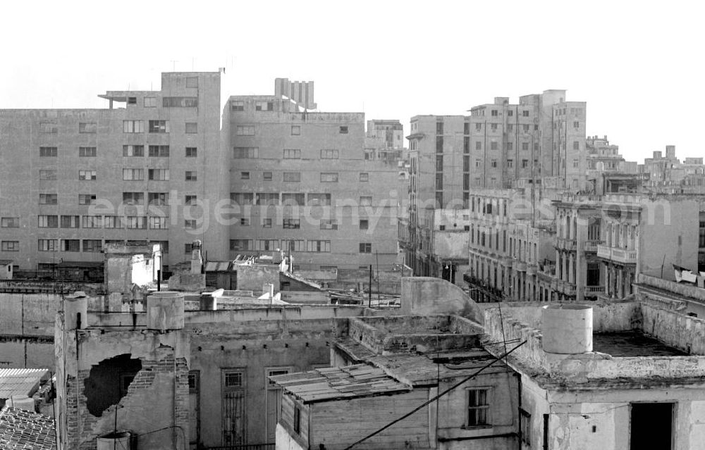 GDR image archive: Havanna - Blick auf ärmliche Wohnsiedlungen in der kubanischen Hauptstadt Havanna.