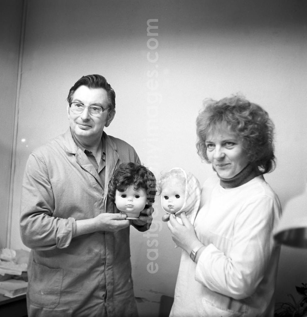 GDR photo archive: Sonneberg - Designer des VEB Kombinat Spielwaren Sonneberg sonni präsentieren zwei neue Puppenköpfe. Die Sonneberger Puppen waren nicht nur in der DDR beliebt, sondern trugen den Namen der Stadt in alle Welt.