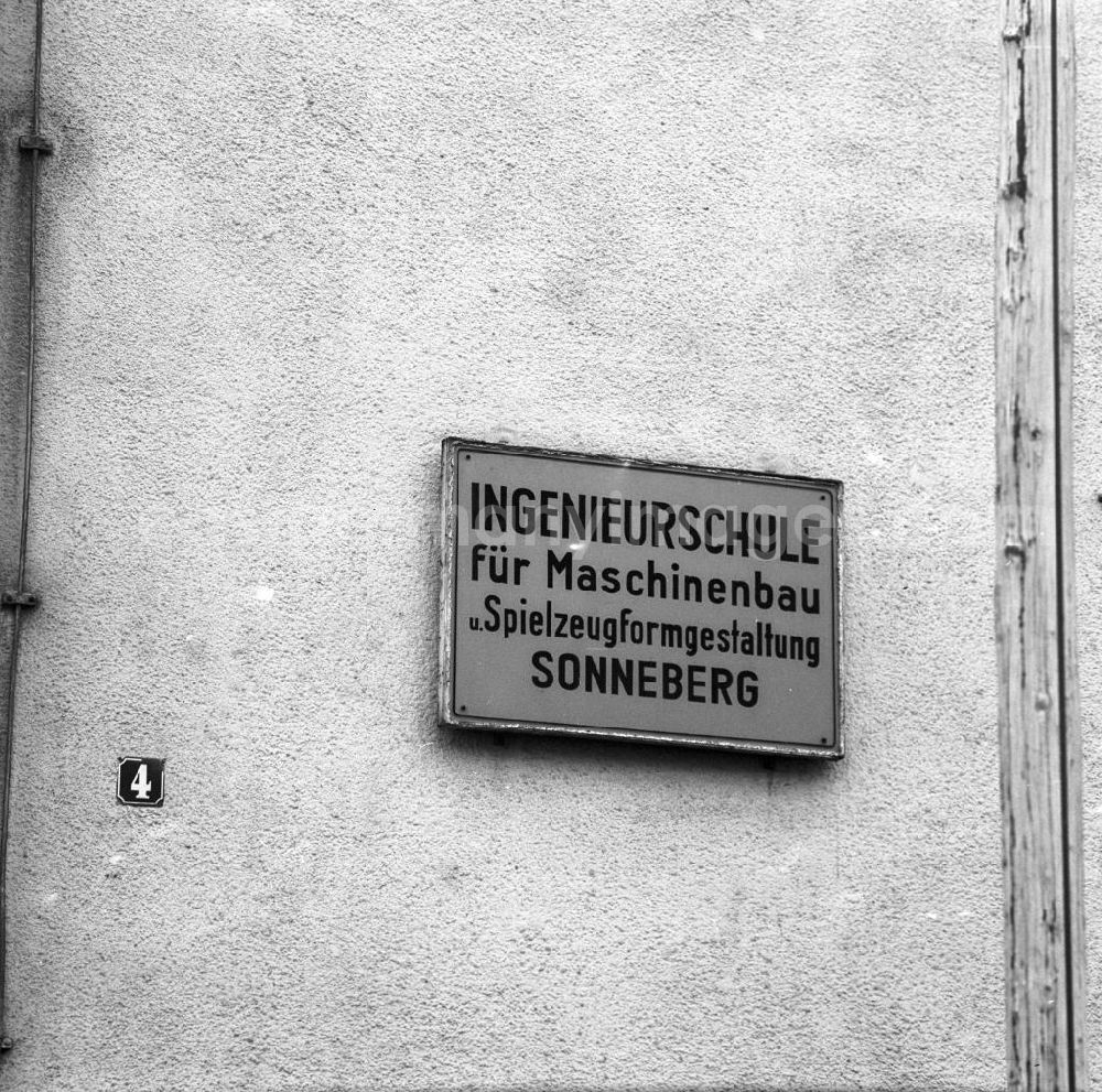 GDR picture archive: Sonneberg - Blick auf das Schild der Ingenieurschule für Maschinenbau und Spielzeugformgestaltung Sonneberg.