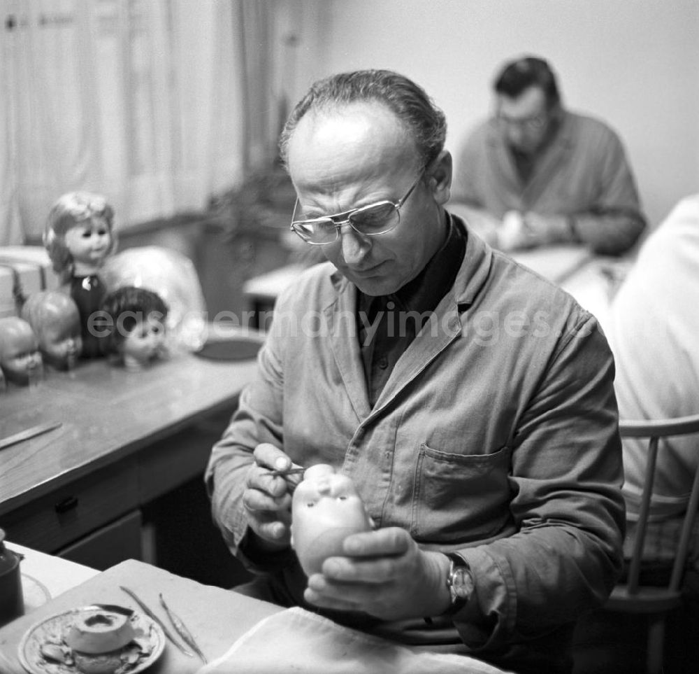 GDR image archive: Sonneberg - Designer des VEB Kombinat Spielwaren Sonneberg sonni arbeiten am Entwurf eines neuen Puppenkopfs. Die Sonneberger Puppen waren nicht nur in der DDR beliebt, sondern trugen den Namen der Stadt in alle Welt.