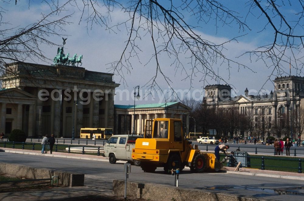 Berlin - Mitte: Brandenburg Gate in Berlin - Mitte. In the background of the Reichstag, without tip