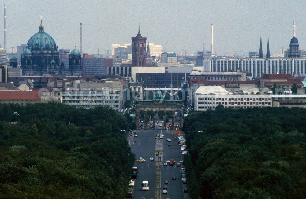 GDR picture archive: Berlin - Mitte - Overview of the Street of June 17 in the direction of East Berlin. In the foreground the park of Tiergarten. Center the Brandenburg Gate and the 17th June Street, behind the Palace of the Republic and the Red Town Hall. Links of the Berliner Dom. Law, the Ministry of Foreign Affairs behind the dome of Ministers of the GDR and the two spiers of St. Nicholas Church