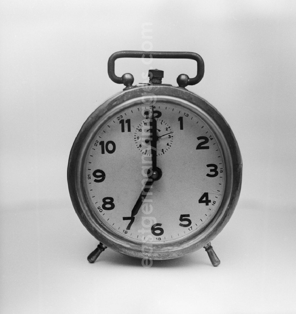 GDR photo archive: Berlin - Mitte - An analogous mechanical travel alarm clock with wires and white dial with black numbers and hands