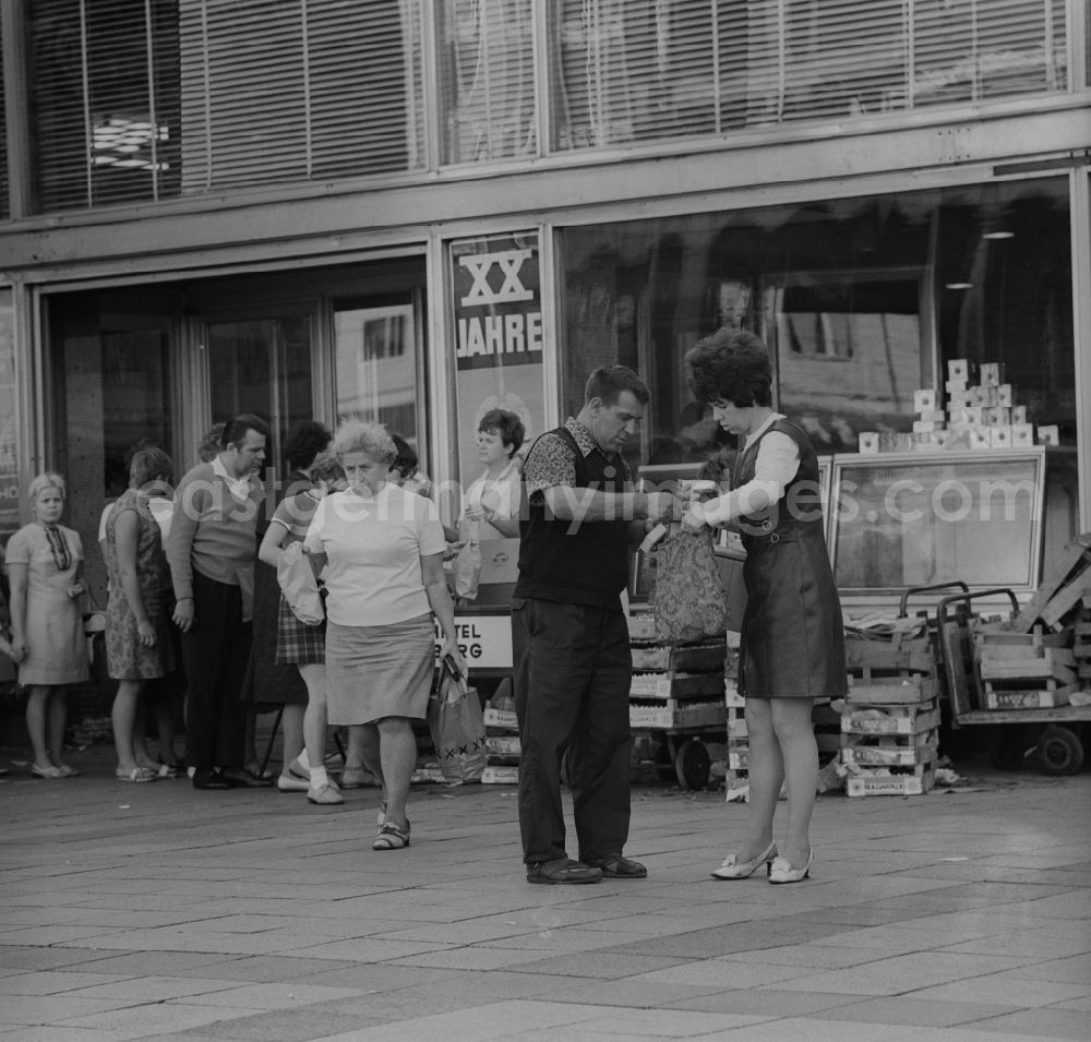 GDR image archive: Berlin - Prenzlauer Berg - Customers are in a stand in front of a grocery store in Berlin - Prenzlauer Berg at