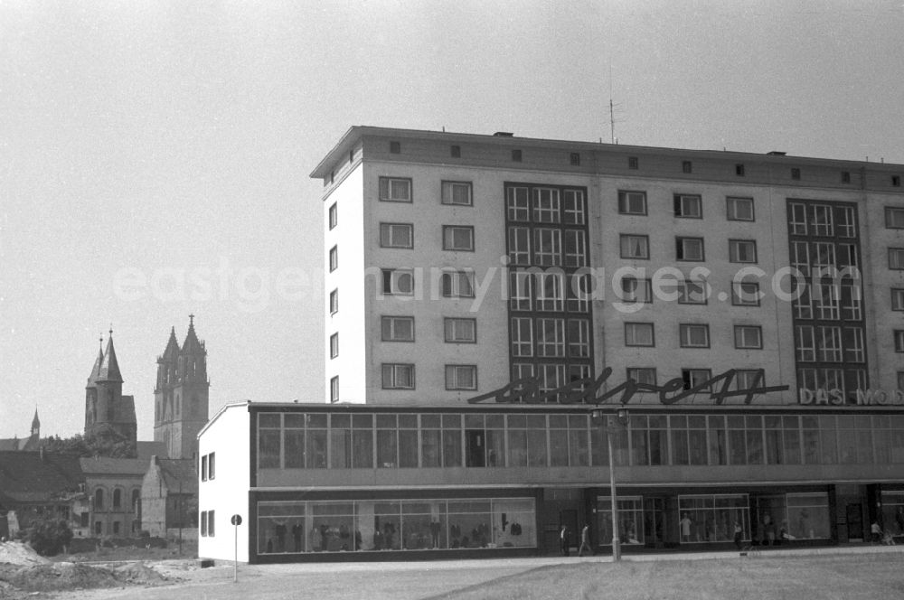 GDR image archive: Magdeburg - The fashion department store preppy in Magdeburg in Saxony - Anhalt. There are flats above the shop. In the background of the Magdeburg Cathedral is visible