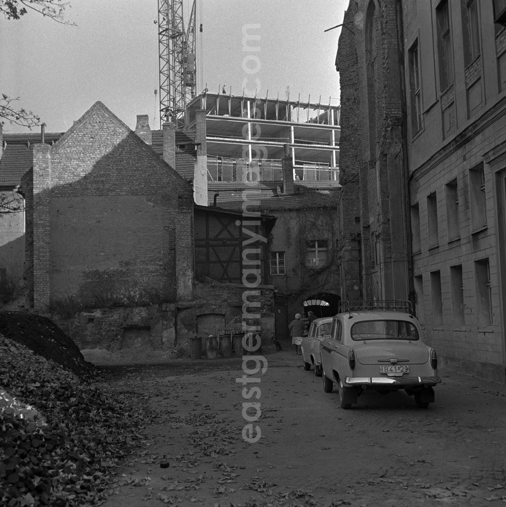 Berlin - Mitte: A backyard in the center of Berlin with vehicles. On the right is the ballet school was established here until 1969. In the background, the establishment of the Ministry of Foreign Affairs of the GDR is to see