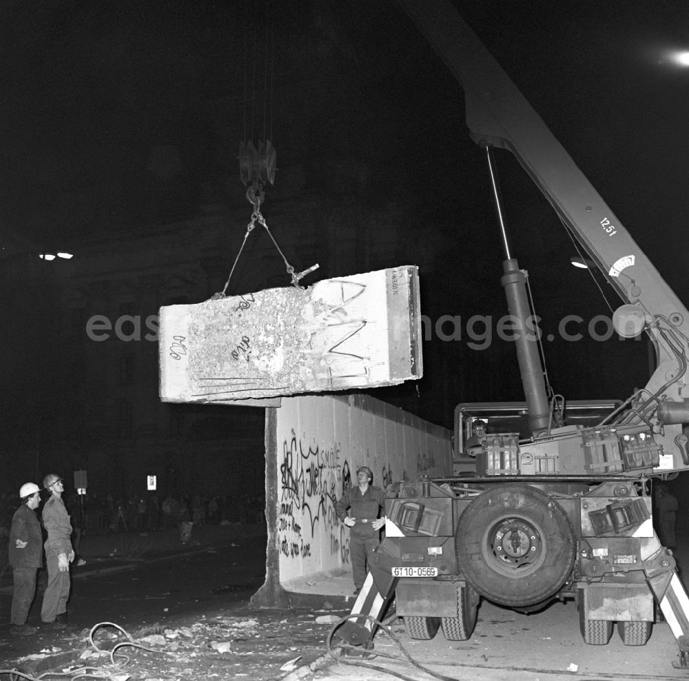 Berlin: Dismantling of the Berlin Wall by the GDR border troops between the Brandenburg Gate and the Reichstag building in Berlin