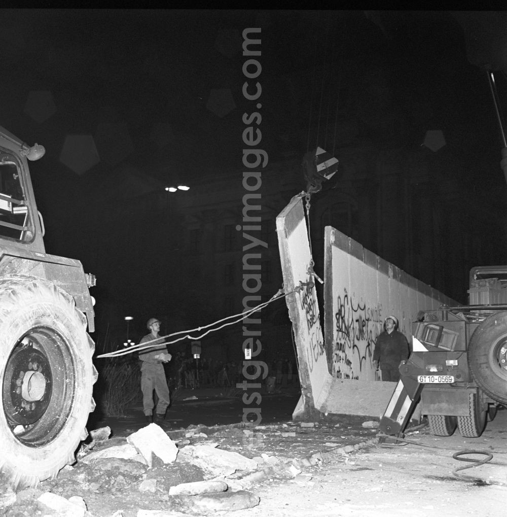 GDR image archive: Berlin - Dismantling of the Berlin Wall by the GDR border troops between the Brandenburg Gate and the Reichstag building in Berlin