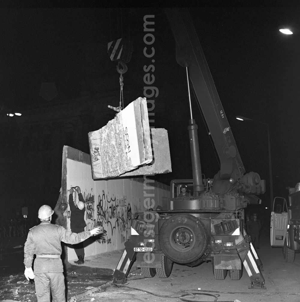 GDR photo archive: Berlin - Dismantling of the Berlin Wall by the GDR border troops between the Brandenburg Gate and the Reichstag building in Berlin