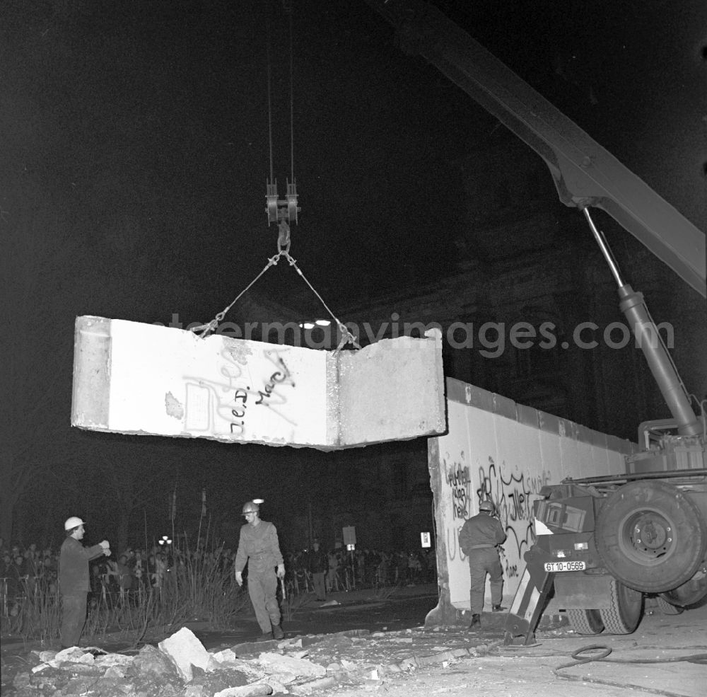 GDR picture archive: Berlin - Dismantling of the Berlin Wall by the GDR border troops between the Brandenburg Gate and the Reichstag building in Berlin