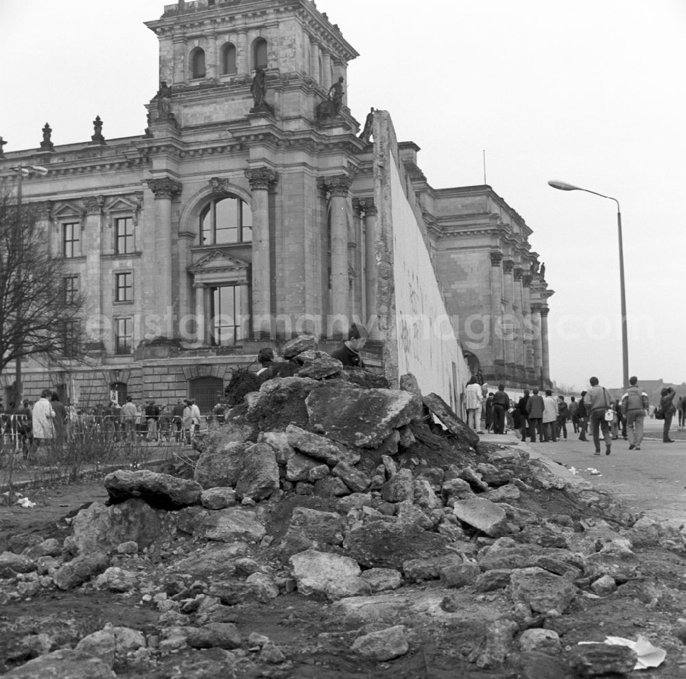 GDR photo archive: Berlin - Dismantling of the Berlin Wall at the Reichstag building in Berlin