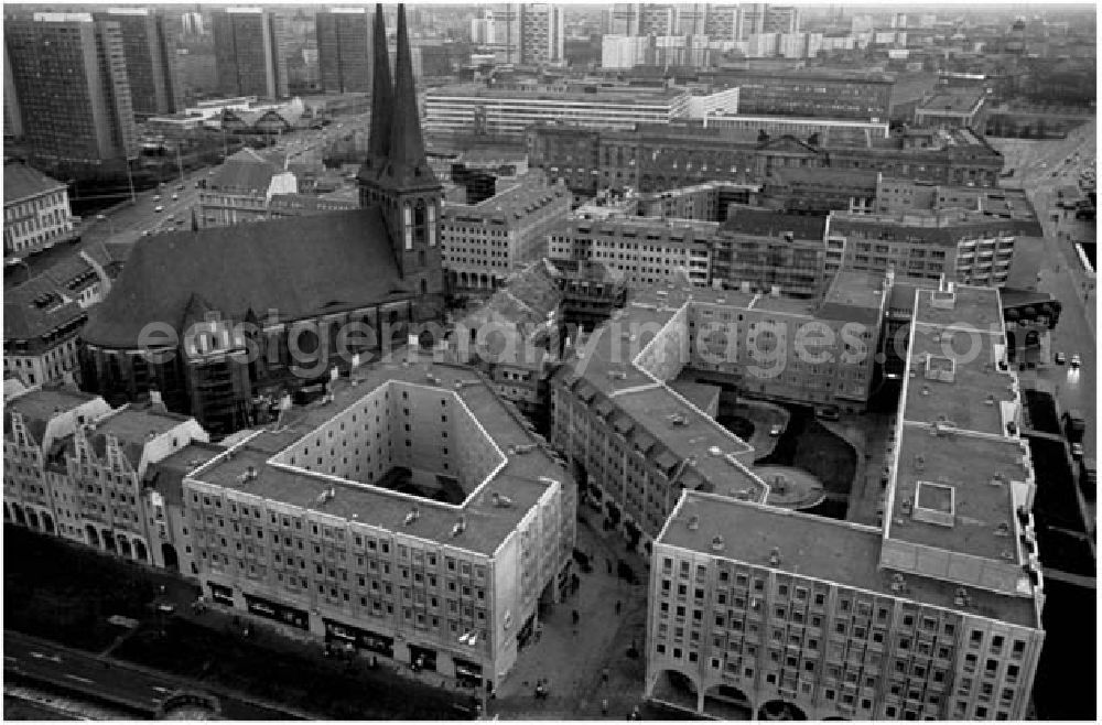 GDR image archive: Berlin - 16.12.1986 Abendaufnahmen vom Ernst Thälmann Park und Stadtzentrum von Berlin. - Blick vom Roten Rathaus.