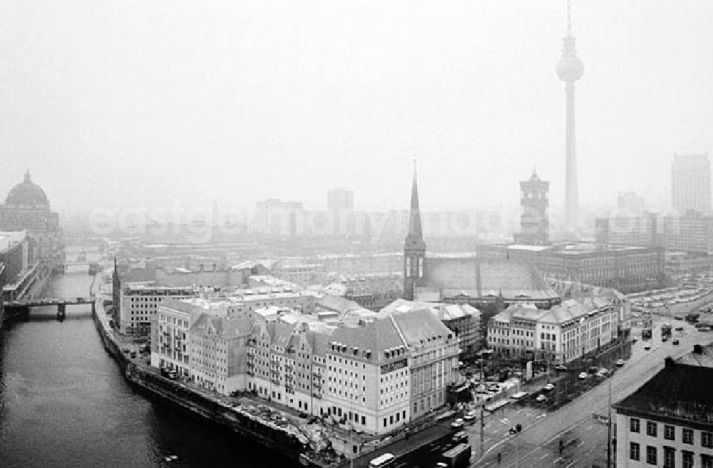 GDR photo archive: Berlin - 16.12.1986 Abendaufnahmen vom Ernst Thälmann Park und Stadtzentrum von Berlin. - Blick vom Roten Rathaus.
