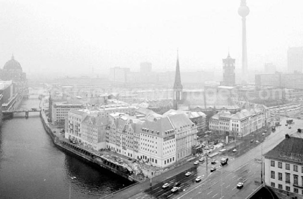 GDR picture archive: Berlin - 16.12.1986 Abendaufnahmen vom Ernst Thälmann Park und Stadtzentrum von Berlin. - Blick vom Roten Rathaus.
