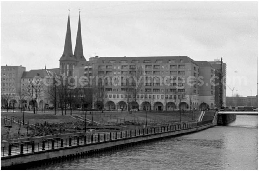 GDR photo archive: Berlin - 16.12.1986 Abendaufnahmen vom Ernst Thälmann Park und Stadtzentrum von Berlin. - Blick vom Roten Rathaus.