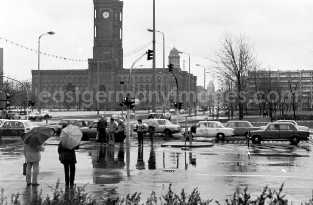 GDR picture archive: Berlin - 16.12.1986 Abendaufnahmen vom Ernst Thälmann Park und Stadtzentrum von Berlin. - Blick vom Roten Rathaus.