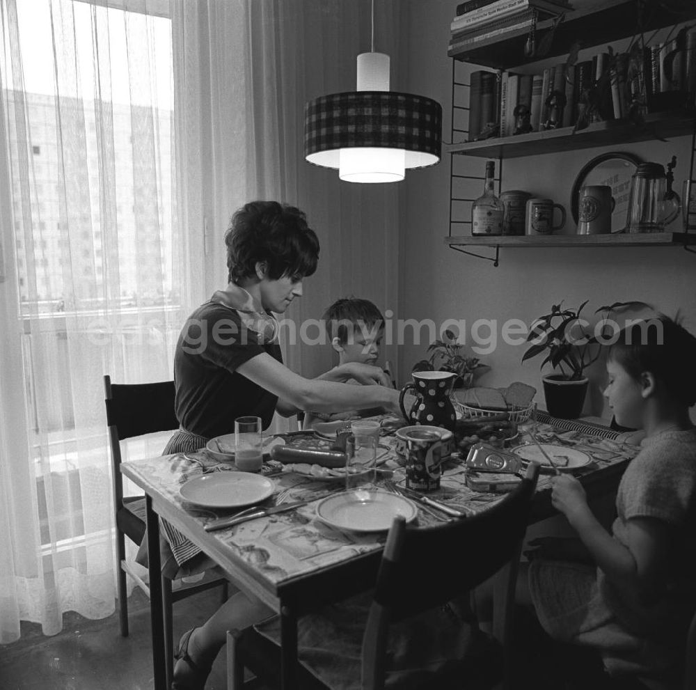 GDR photo archive: Berlin - Zwei Tage im Leben einer alleinerziehenden Frau mit zwei Kindern in Ostberlin. Zwischen Privatem, Arbeit und Weiterbildung ( EDV Kurs ). Die Familie sitzt am Tisch und ißt Abendbrot.