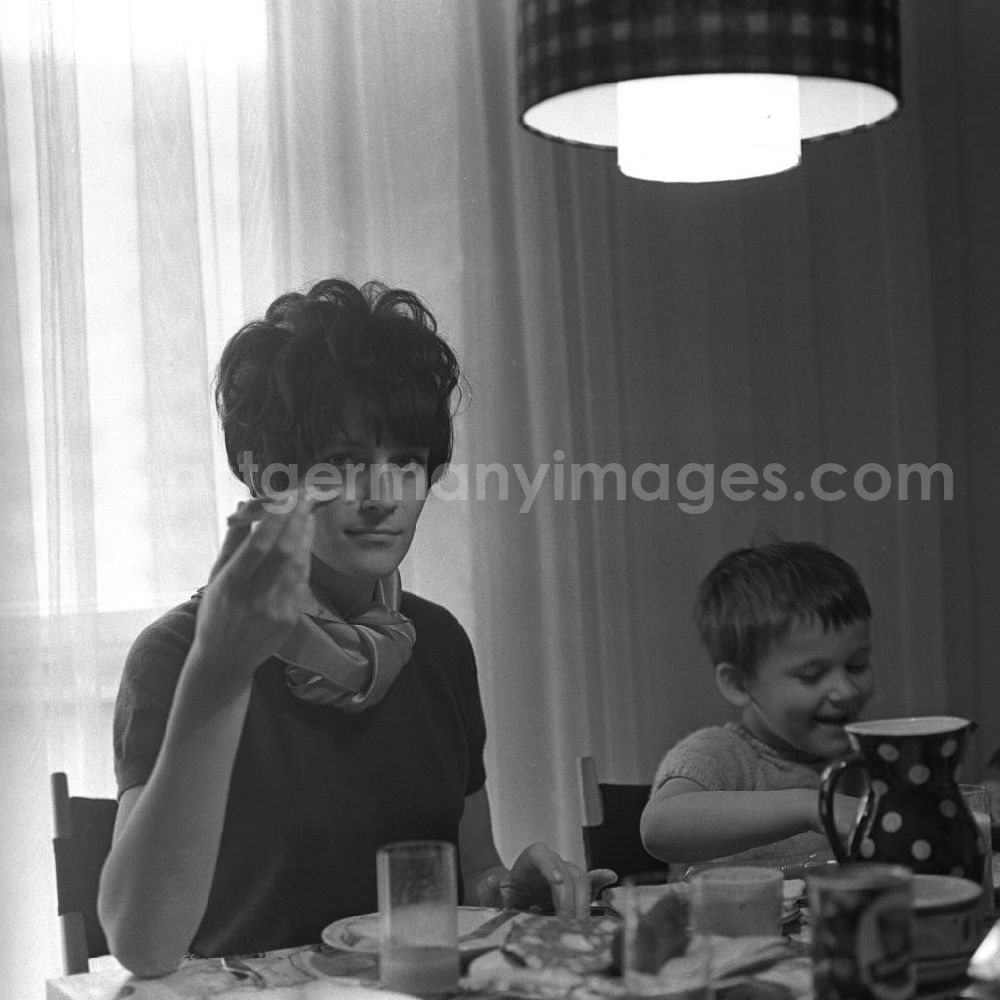 GDR photo archive: Berlin - Zwei Tage im Leben einer alleinerziehenden Frau mit zwei Kindern in Ostberlin. Zwischen Privatem, Arbeit und Weiterbildung ( EDV Kurs ). Die Familie sitzt am Tisch und ißt Abendbrot.