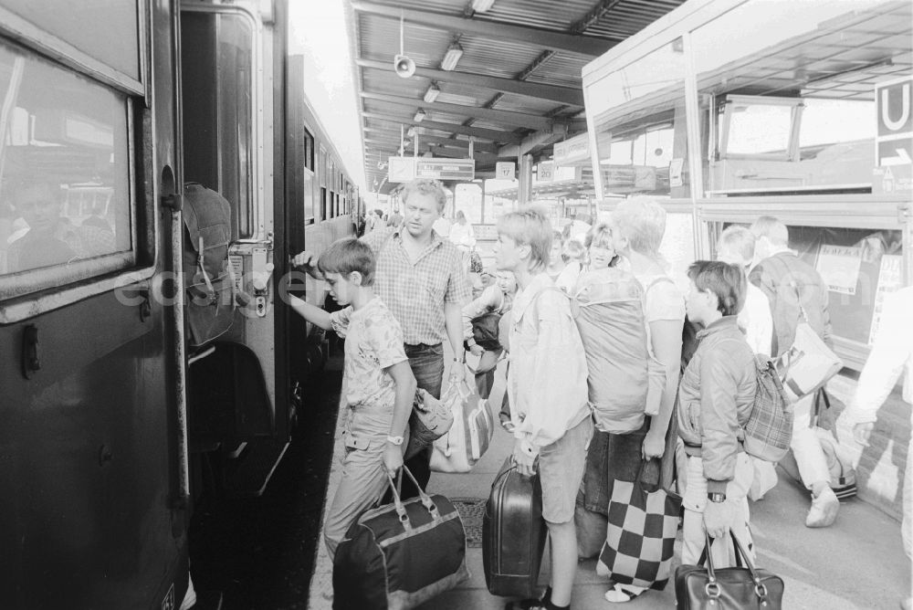 GDR photo archive: Berlin-Lichtenberg - Abfahrt Sonderzug nach Warschau von Lichtenberg, Kinderjugendaustausch mit VR Polen 05.